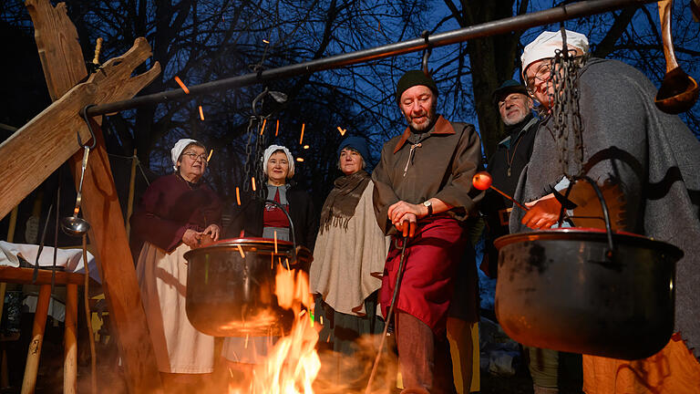 Bildhäuser Weihnachtsbasar       -  Vielfältiges Programm: Zahlreiche Menschen besuchen am Sonntag (26.11.23) den Weihnachtsmarkt im Kloster in Maria Bildhausen. Unter dem Motto „Machet die Tore weit!“ erleben die Besucher alte Handwerkskunst, selbstgebrautes Bier, viel Musik, eine Ausstellung mit Adventskalendern und jede Menge Weihnachtliches.