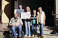 Andreas Knüttel (Vorsitzender der Jagdangliederungsgenossenschaft, von links), Bürgermeister Jan Marberg, Petra Büchner (2. Vorsitzende der Jagdangliederungsgenossenschaft) und Maria Rothkegel (Kassenprüferin der Jagdangliederungsgenossenschaft) ü...       -  Andreas Knüttel (Vorsitzender der Jagdangliederungsgenossenschaft, von links), Bürgermeister Jan Marberg, Petra Büchner (2. Vorsitzende der Jagdangliederungsgenossenschaft) und Maria Rothkegel (Kassenprüferin der Jagdangliederungsgenossenschaft) überreichen Carola Berner-Löhmer die Spende für die Anschaffung einer rollstuhlgerechten Auffahrrampe.