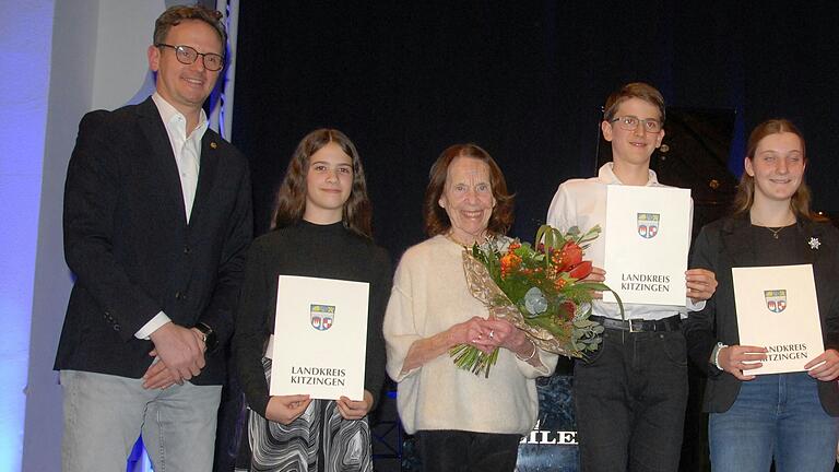 Lions-Club-Präsident Alexander Johannes del Savio (links) und Stifterin Lore Leibig (Dritte von links) freuten sich mit den Gewinnern des Walter-Leibig-Preises (von links) Eliana Bechtold, Jonathan Kalb und Agathe Kestler. Lions-Club-Präsident Alexander Johannes del Savio (links) und Stifterin Lore Leibig (Dritte von links) freuten sich mit den Gewinnern des Walter-Leibig-Preises (von links) Eliana Bechtold, Jonathan Kalb und Agathe Kestler.