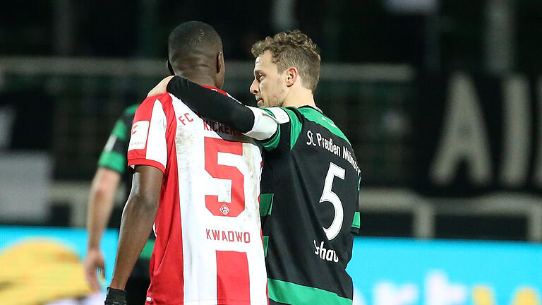 Auch Fans und Spieler des SC Preußen Münster standen nach den Anfeindungen hinter Kwadwo. Auch Fans und Spieler des SC Preußen Münster standen nach den Anfeindungen hinter Kwadwo.