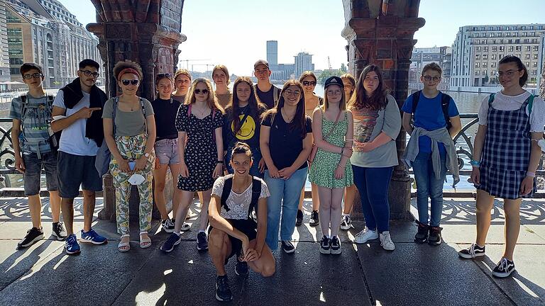 Die M9-Schüler stellen sich zum Gruppenfoto. Die M9-Schüler stellen sich zum Gruppenfoto.
