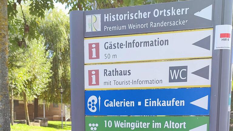 Weingüter, Galerien, Hotels, historischer Ortskern: Randersacker hat Gästen jede Menge zu bieten - außer einen Ansprechpartner. Die Tourist-Information ist geschlossen.