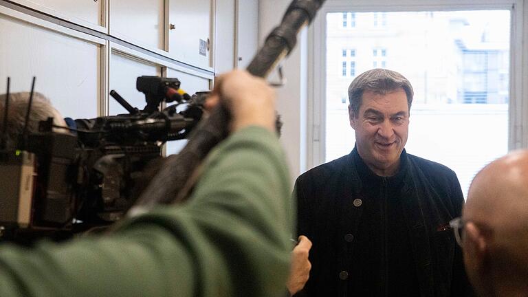 Markus Söder im Staatstheater Nürnberg. Söder verkleidet sich zum Stammältesten der Bayern