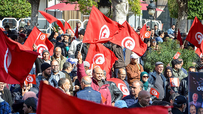 Proteste in Tunesien - Immer wieder gibt es in Tunesien Proteste gegen die Politik von Präsident Saied. In der Hauptstadt Tunis gingen tausende Menschen auf die Straße. Proteste in Tunesien - Immer wieder gibt es in Tunesien Proteste gegen die Politik von Präsident Saied. In der Hauptstadt Tunis gingen tausende Menschen auf die Straße.