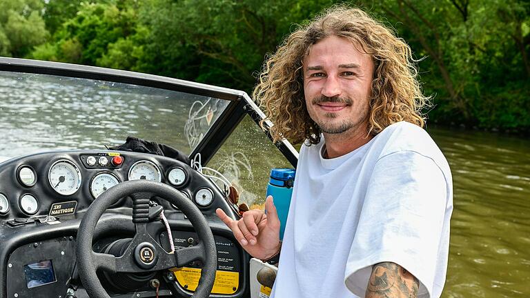 Julian Piller aus Würzburg hat ein eigenes Elektroboot umgebaut, um das Surfen auf dem Main nachhaltig zu machen.