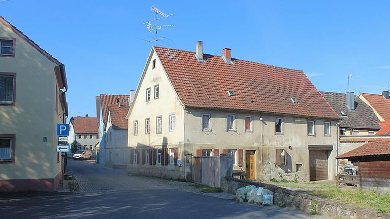 Der Zustand mancher Gebäude an markanten Stellen, wie hier, in der Altstadt von Prichsenstadt, wurde in der Bürgerversammlung moniert.