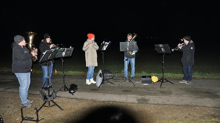 Die Gernacher Musikanten, die den Gottesdienst musikalisch mitgestaltet hatten, spielten beim Stehempfang noch etwas zur Unterhaltung auf. Die Gernacher Musikanten, die den Gottesdienst musikalisch mitgestaltet hatten, spielten beim Stehempfang noch etwas zur Unterhaltung auf.