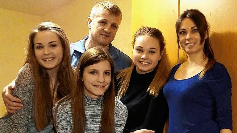 Die seit Sommer 2015 in Untersteinbach untergebrachte vierköpfige Familie Nykonchuk aus der Ukraine, befindet sich derzeit im Kirchenasyl einer evangelischen Gemeinde. Das Bild zeigt (von links) Albina (17), Sergej (40), Ella (15)und Lena Nykonchuk (35) zusammen mit ihrer Betreuerin und „Patin“ seitens des Flüchtlings-Helferkreises in der Gemeinde Rauhenebrach, Lena Schuster (vorne) aus Untersteinbach. Die seit Sommer 2015 in Untersteinbach untergebrachte vierköpfige Familie Nykonchuk aus der Ukraine, befindet sich derzeit im Kirchenasyl einer evangelischen Gemeinde. Das Bild zeigt (von links) Albina (17), Sergej (40), Ella (15)und Lena Nykonchuk (35) zusammen mit ihrer Betreuerin und „Patin“ seitens des Flüchtlings-Helferkreises in der Gemeinde Rauhenebrach, Lena Schuster (vorne) aus Untersteinbach.