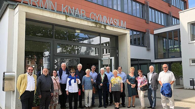 Das Armin-Knab-Gymnasium wird seinen Namen voraussichtlich behalten. Der Komponist war offensichtlich nicht aktiv in die Machenschaften der Nazis verwickelt. Unser Bild zeigt den Besuch ehemaliger Abiturienten an der Kitzinger Schule.