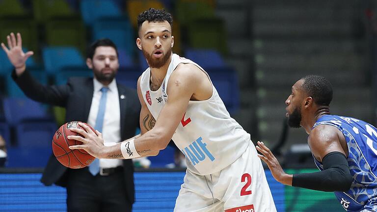 18 Punkte, zehn Rebounds: Brekkott Chapman (am Ball, mit Frankfurts Kamari Murphy) gelang ein sogenanntes Double-Double. 18 Punkte, zehn Rebounds: Brekkott Chapman (am Ball, mit Frankfurts Kamari Murphy) gelang ein sogenanntes Double-Double.