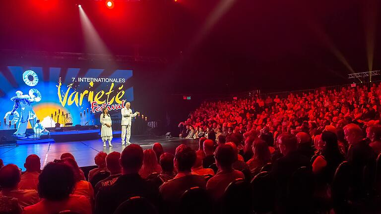 Veranstalter und künstlerischer Leiter Dirk Denzer und Partnerin Asango Schuster dankbar bei der Abschlussgala des 7. Internationalen Varietéfestival in Sennfeld: Das Festival war ein Erfolg, sagt Denzer. Veranstalter und künstlerischer Leiter Dirk Denzer und Partnerin Asango Schuster dankbar bei der Abschlussgala des 7. Internationalen Varietéfestival in Sennfeld: Das Festival war ein Erfolg, sagt Denzer. 