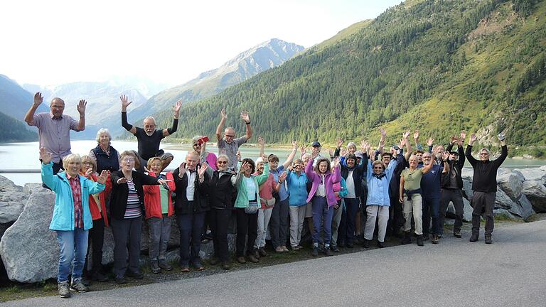 Gruppenbild der Rhönklub-Reisegruppe vor dem Naturstaudamm des Gepatschstausees unterhalb des Kaunertaler Gletschers. Gruppenbild der Rhönklub-Reisegruppe vor dem Naturstaudamm des Gepatschstausees unterhalb des Kaunertaler Gletschers.