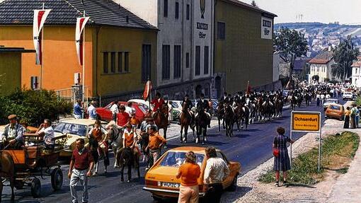Schmal: Die Straße vorbei an der Brauerei Richtung Uffenheim beim Pfingstritt 1976. Schmal: Die Straße vorbei an der Brauerei Richtung Uffenheim beim Pfingstritt 1976.