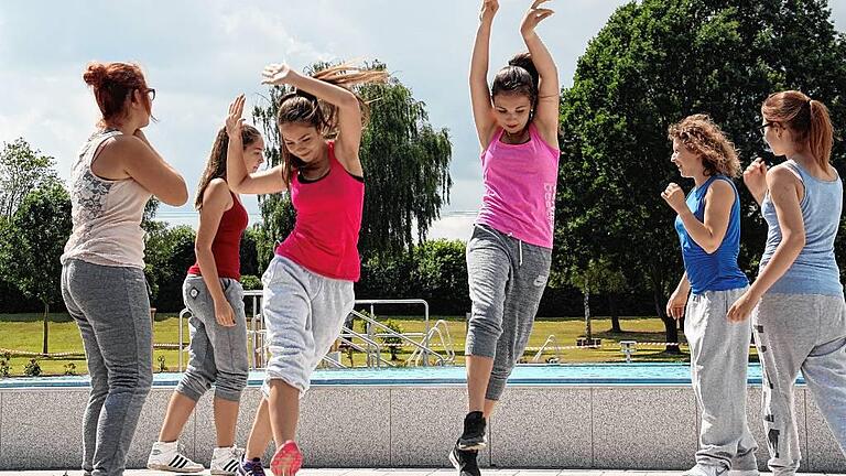 Junge Damen aus der Hofheimer &bdquo;Tanzfabrik&ldquo; zeigten ihr Können.
