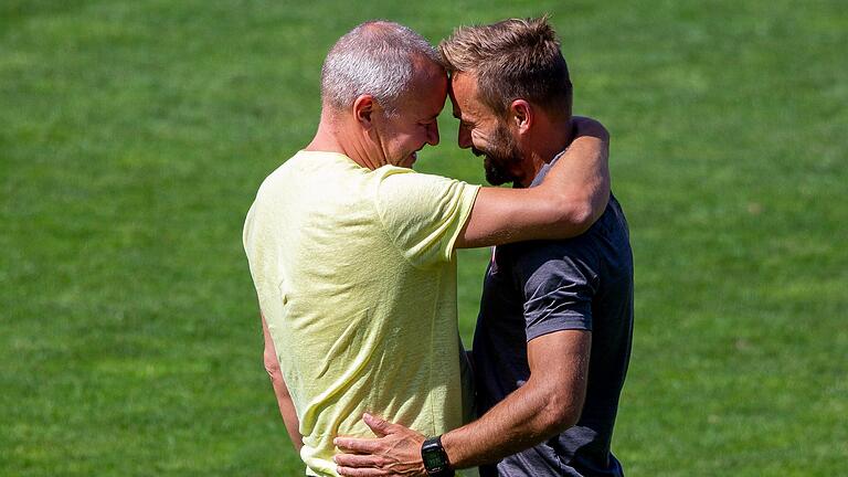 Aufstiegsjubel II: Thorsten Fischer mit Ex-Trainer Michael Schiele jubeln über den Sprung in die 2.Bundesliga. Aufstiegsjubel II: Thorsten Fischer mit Ex-Trainer Michael Schiele jubeln über den Sprung in die 2.Bundesliga.