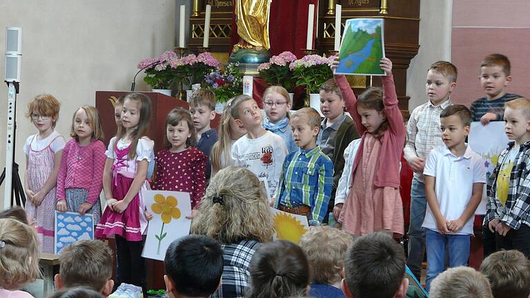 Die Klasse 1b mit einem ukrainischen Kinderlied.