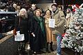 Adventsstimmung bei der Inklusionspreisverleihung im Dallenbergstadion (von links): Christina Feiler (Behindertenbeauftrage), Matthis Frankenstein (Leiter Kommunikation und Marketing Kickers Würzburg), Bezirkstagsvizepräsidentin Eva-Maria Linsenbreder, Karin Renner (Behindertenbeauftragte) und Benjamin Hirsch (Vorstandsvorsitzender Kickers Würzburg).