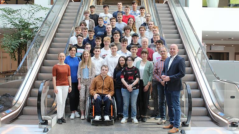 Der Rhön-Klinikum Campus Bad Neustadt begrüßte die Schülerinnen und Schüler der 11. Jahrgangsstufe der FOS/BOS des Ausbildungszweiges Technik und die Initiative junge Forscherinnen und Forscher.