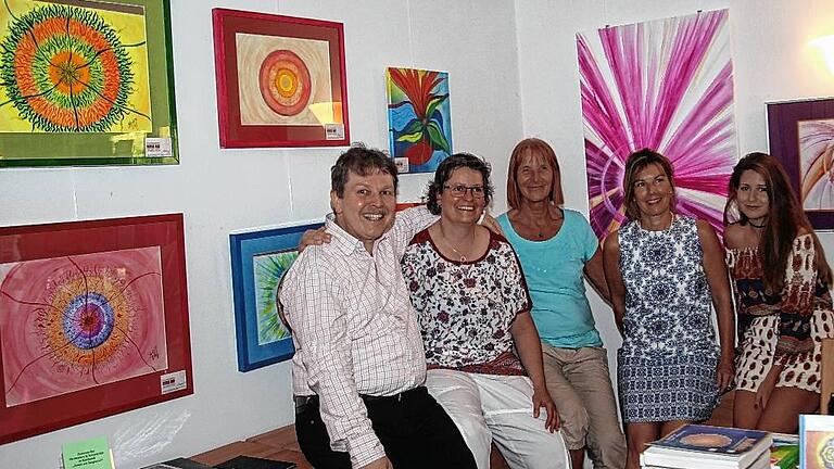 Sich mit Mandalas künstlerisch ausdrücken wollen sechs Künstler im Mediationsraum des „Zendo am Saupurzel“. Von links: Jochen Niemuth, Anja Vorndran, Doris Pelzeter, Karin Ziegler und Elisa Obert. Sich mit Mandalas künstlerisch ausdrücken wollen sechs Künstler im Mediationsraum des „Zendo am Saupurzel“. Von links: Jochen Niemuth, Anja Vorndran, Doris Pelzeter, Karin Ziegler und Elisa Obert.