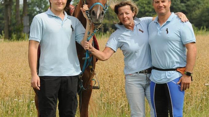 SSP_4554_Aktuell       -  Die Pferde haben es der Familie Hartmann angetan. Sportliche Erfolge feierte das Team um  Jean-Pierre, Conny und Bernhard Hartmann (von links) bereits. Foto: ssp