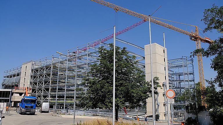 Acht Stockwerke auf 95 mal 35 Metern lassen das neue Parkhaus zu einem markanten Gebäude des Campus-Areals werden.