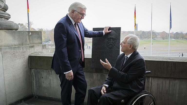 Steinmeier und Schäuble auf dem Scheidemannbalkon       -  Der erste und der zweite Mann im Staate: Bundespräsident Frank-Walter Steinmeier und Bundestagspräsident Wolfgang Schäuble, auf dem Balkon des Reichstags, wo genau 100 Jahre zuvor Philipp Scheidemann die Republik ausgerufen hatte.