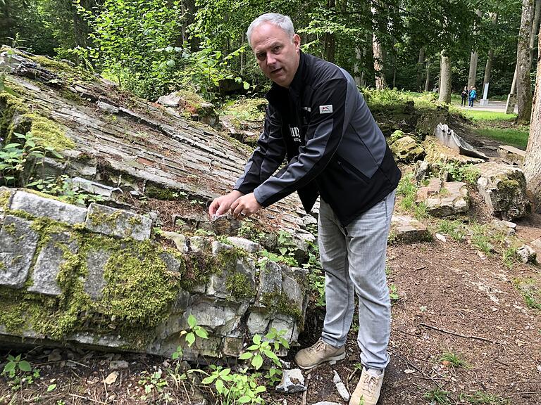 Gescheiterter Tyrannenmord: Nils Brennecke an den Überresten der 'Lagebarracke', wo am 20. Juli 1944 der Staatsstreich gegen Hitler beginnen sollte. Das 'Führerhauptquartier' nahe Rastenburg wurde 1945 gesprengt. Gescheiterter Tyrannenmord: Nils Brennecke an den Überresten der 'Lagebarracke', wo am 20. Juli 1944 der Staatsstreich gegen Hitler beginnen sollte. Das 'Führerhauptquartier' nahe Rastenburg wurde 1945 gesprengt.