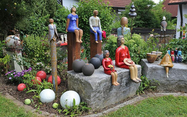 Im Garten von Uta Will konnte der Besucher Hunderte von ihren Keramik-Kunstwerken bestaunen. Im Garten von Uta Will konnte der Besucher Hunderte von ihren Keramik-Kunstwerken bestaunen.