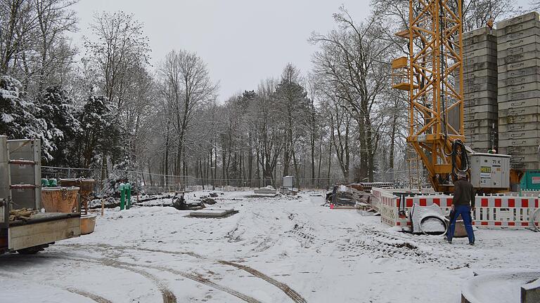 Trotz des neuerlichen Wintereinbruchs gehen die Bauarbeiten an der neuen Trink- und Wandelhalle weiter. Der Stadtrat vergab in seiner Sitzung vom Donnerstagabend vier weitere Aufträge. Trotz des neuerlichen Wintereinbruchs gehen die Bauarbeiten an der neuen Trink- und Wandelhalle weiter. Der Stadtrat vergab in seiner Sitzung vom Donnerstagabend vier weitere Aufträge.