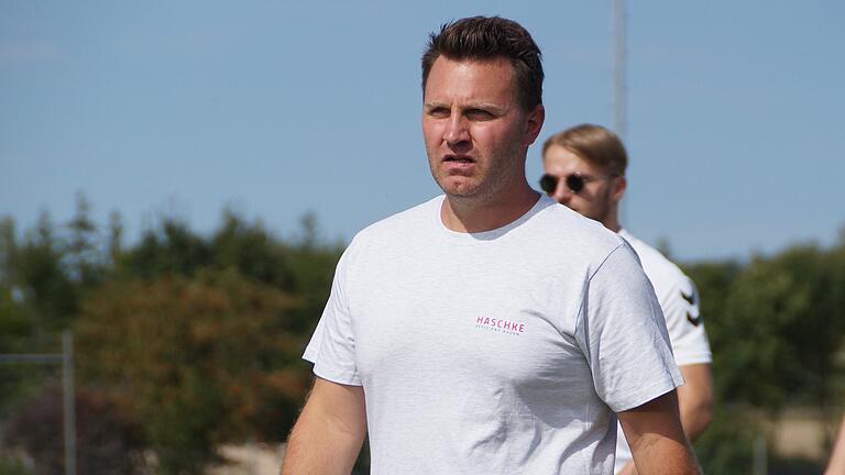 Auf Trainer Alexander Leicht (im Bild) und die Kreisliga-Fußballer des TSV Bad Königshofen wartet eine schwierige zweite Halbserie. Auf Trainer Alexander Leicht (im Bild) und die Kreisliga-Fußballer des TSV Bad Königshofen wartet eine schwierige zweite Halbserie.