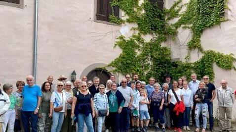 Regen Zuspruch fand die Kultur-Tagesfahrt nach Bonnland / Greifenstein, das der Öffentlichkeit nur selten zugänglich ist.       -  Regen Zuspruch fand die Kultur-Tagesfahrt nach Bonnland / Greifenstein, das der Öffentlichkeit nur selten zugänglich ist.