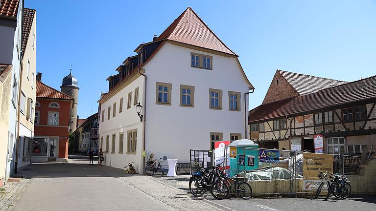 Außen erstrahlt das historische Bürgerhaus bereits in neuem Glanz. Die Arbeiten an der Fassade und am Dach sind seit diesem Sommer abgeschlossen.