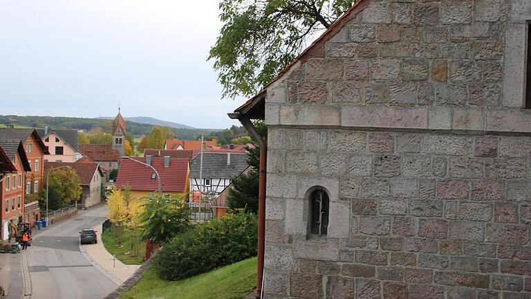 In Völkersleier steht in Sichtweite der evangelischen Kirche (rechts) auch eine katholische Kirche. Dekan Roth könnte sich mittelfristig eine Kooperation vorstellen.       -  In Völkersleier steht in Sichtweite der evangelischen Kirche (rechts) auch eine katholische Kirche. Dekan Roth könnte sich mittelfristig eine Kooperation vorstellen.