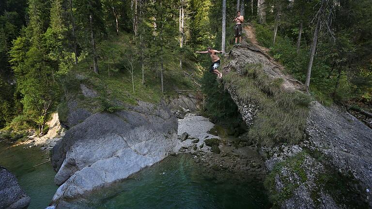 Die &bdquo;Gumpenjucker&rdquo; kennen die Gefahren am Wasserfall       -  Die &bdquo;Gumpenjucker&rdquo; kennen die Gefahren am Wasserfall. Archivbild