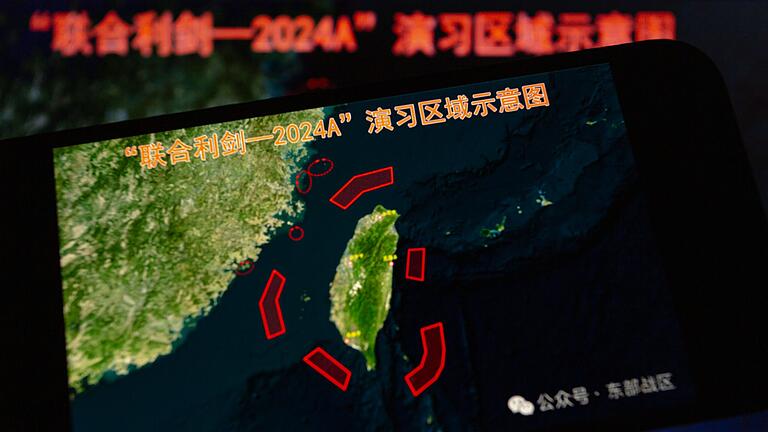 China beginnt mit Militärübungen um Taiwan - Auf einem Smartphone wird im Mai eine Karte mit Standorten der Militärübungen rund um Taiwan angezeigt. Wie damals finden auch jetzt wieder Übungen rund um die Inselrepublik statt. China beginnt mit Militärübungen um Taiwan - Auf einem Smartphone wird im Mai eine Karte mit Standorten der Militärübungen rund um Taiwan angezeigt. Wie damals finden auch jetzt wieder Übungen rund um die Inselrepublik statt.