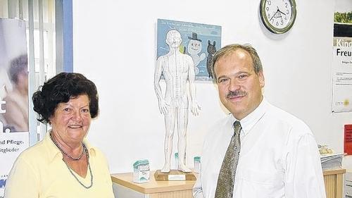 Zur Akupunktur als Schmerztherapie referierte beim VdK-Gesundheitsforum Dr. Thomas Börner. VdK-Kreisvorsitzende Elfriede Kerker dankte für einen hochinteressanten Vortrag. Zur Akupunktur als Schmerztherapie referierte beim VdK-Gesundheitsforum Dr. Thomas Börner. VdK-Kreisvorsitzende Elfriede Kerker dankte für einen hochinteressanten Vortrag.