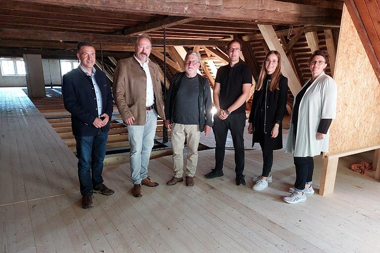 Freuen sich über den Förderbescheid (von links): Landtagsabgeordneter Thorsten Schwab, Bürgermeister Michael Gram, Architekt Karl Gruber, Städtebauförderung der Regierung von Unterfranken: Johannes Hemmelmann, Alicia Hesselbach und Elisabeth Henke. Freuen sich über den Förderbescheid (von links): Landtagsabgeordneter Thorsten Schwab, Bürgermeister Michael Gram, Architekt Karl Gruber, Städtebauförderung der Regierung von Unterfranken: Johannes Hemmelmann, Alicia Hesselbach und Elisabeth Henke.