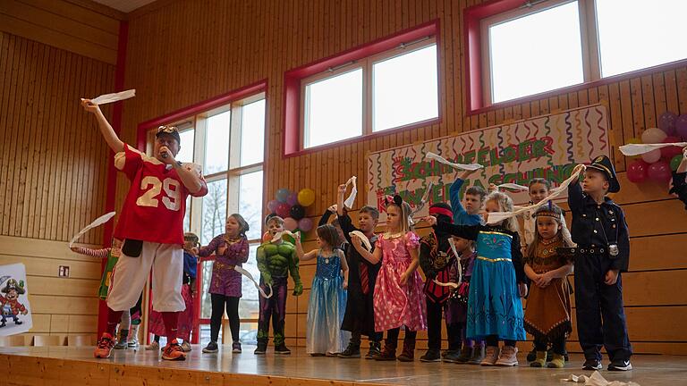 1. Vorsitzender und Jugendleiter Andreas Deckert brachte zu Beginn mit den anwesenden Kindern Stimmung in die Halle.