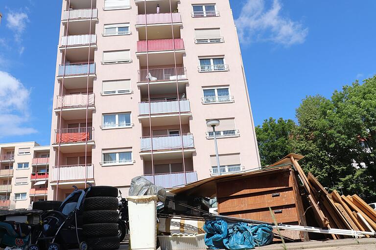 Vor einem der Kitzinger Wohnblocks am Rande der B8 stapelt sich der Sperrmüll. Am Donnerstag waren beide Gebäude noch ohne Strom.