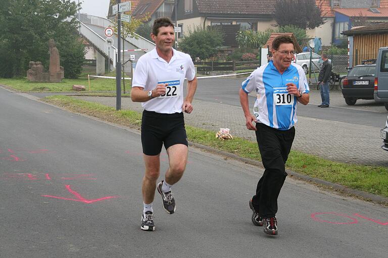 Landrat Thomas Schiebel (links) und Landtagsabgeordneter Eberhard Sinner 2010 beim so genannten 'Michelauf' in Neustadt, einem 'integrativen Fitnesslauf' über fünf Kilometer.