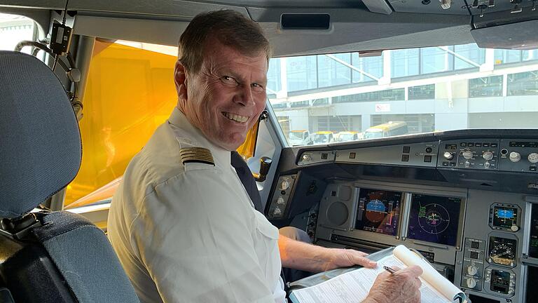 Lufthansa-Kapitän Wolfgang Hanft ist froh, mit den Transportflügen von Schutzkleidung helfen zu können.