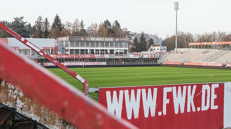 Ein Blick ins verwaiste Stadion am Dallenberg. Am Mittwoch ist die Partie gegen St. Pauli ausgefallen, an diesem Samstag müssen die Kickers trotz zehn Spielern in Corona-Quarantäne in Darmstadt antreten.