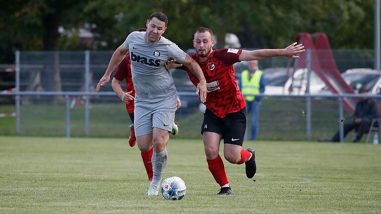 Die derzeitigen Erfolge der TuS Frammersbach sind eng mit Spielertrainer Patrick Amrhein (vorne) und seiner Treffsicherheit verbunden Weiter im Bild: Lukas Gull von der DJK Schwebenried/Schwemmelsbach.