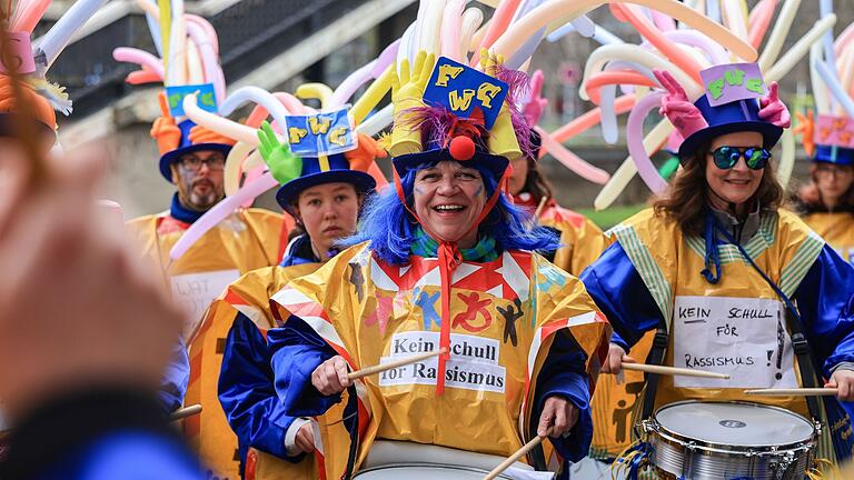 Karneval       -  Der größte deutsche Karnevalsumzug feiert 200-jähriges Jubiläum: Alle Infos zur TV-Übertragung des Kölner Rosenmontagsumzugs - hier.