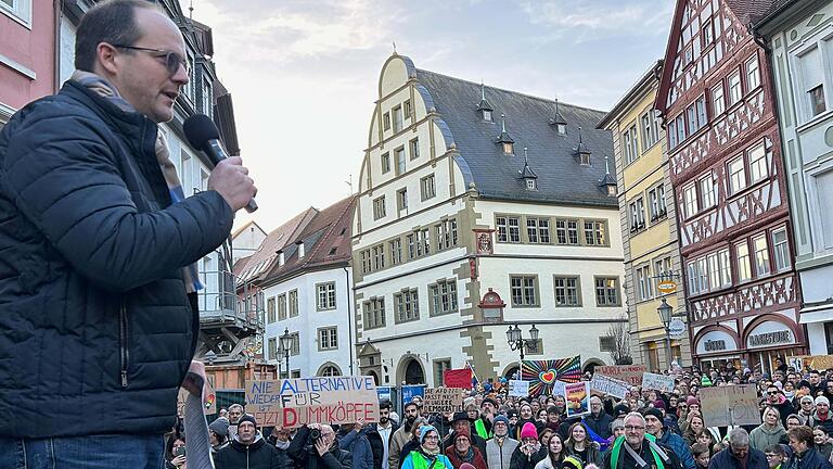 So voll wie selten: der Marktplatz in Kitzingen am vergangenen Samstagnachmittag. Am Mikrofon AKG-Lehrer Bastian Fleck.