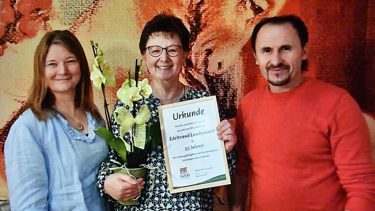 Katja Merklein (links) und Partner Vasil Dolorezi (rechts) gratulieren Edeltraud Laudensack zu ihrem 25-jährigen Arbeitsjubiläum.