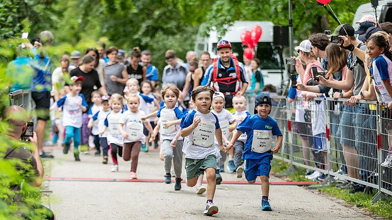 Rund 180 kleine Läuferinnen und Läufer nehmen am Samstag 25.05.24 an den WVV Marathon Kinderläufen im Ringpark teil.