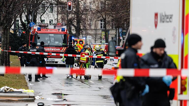 507335894.jpg       -  Großeinsatz am Donnerstag in München: Während einer Demo ist ein Auto in eine Gruppe Demonstrierender gefahren.