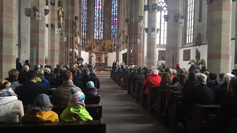 Rund 200 Menschen nehmen am ökumenischen Friedensgebiet mit der Nagelkreuzinitiative in der Marienkapelle teil. Rund 200 Menschen nehmen am ökumenischen Friedensgebiet mit der Nagelkreuzinitiative in der Marienkapelle teil.
