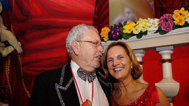 Er betreut nicht nur den Ministerpräsidenten, sondern hat auch ein Auge auf seine Gattin: Bürgermeister Rainer Kinzkofer bei seiner letzten Fernsehsendung von 'Fastnacht in Franken' als Bürgermeister mit Karin Seehofer. Er betreut nicht nur den Ministerpräsidenten, sondern hat auch ein Auge auf seine Gattin: Bürgermeister Rainer Kinzkofer bei seiner letzten Fernsehsendung von 'Fastnacht in Franken' als Bürgermeister mit Karin Seehofer.